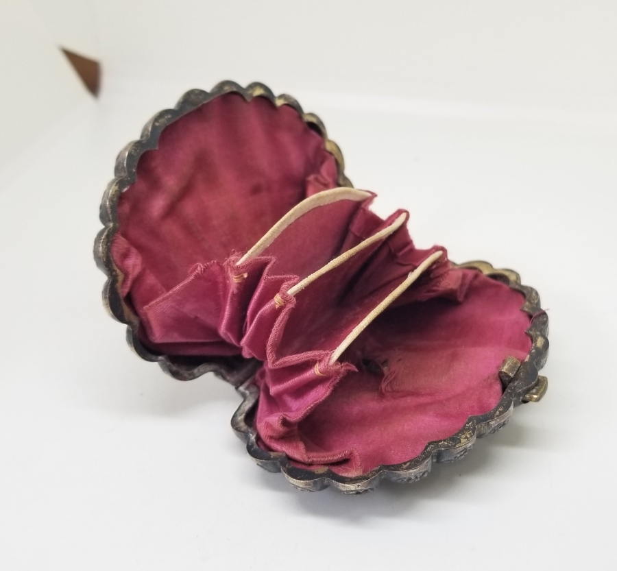 KABARTMA İŞÇİLİKLİ VE SAH DAMGALI GÜMÜŞ CÜZDAN