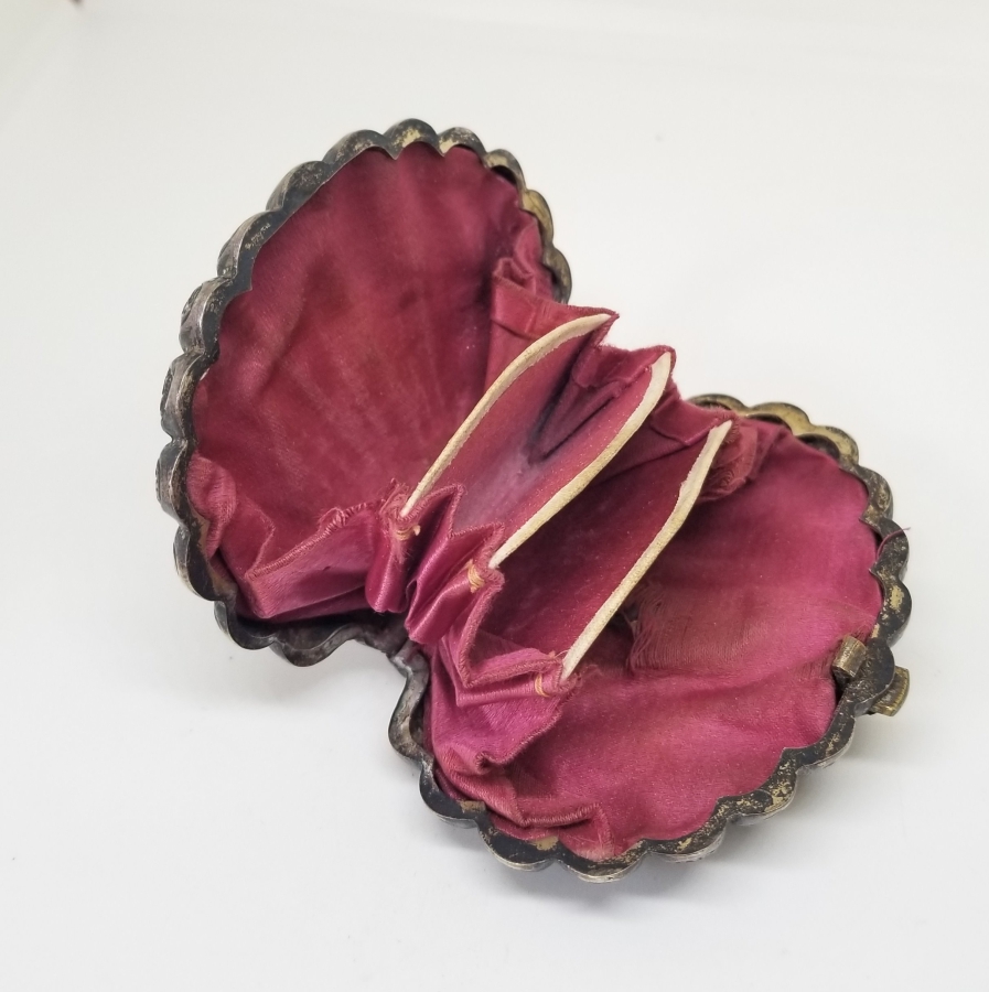 KABARTMA İŞÇİLİKLİ VE SAH DAMGALI GÜMÜŞ CÜZDAN