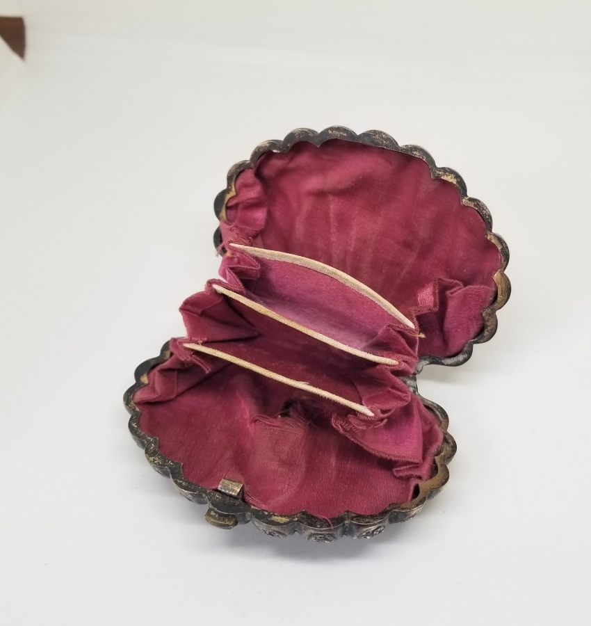 KABARTMA İŞÇİLİKLİ VE SAH DAMGALI GÜMÜŞ CÜZDAN