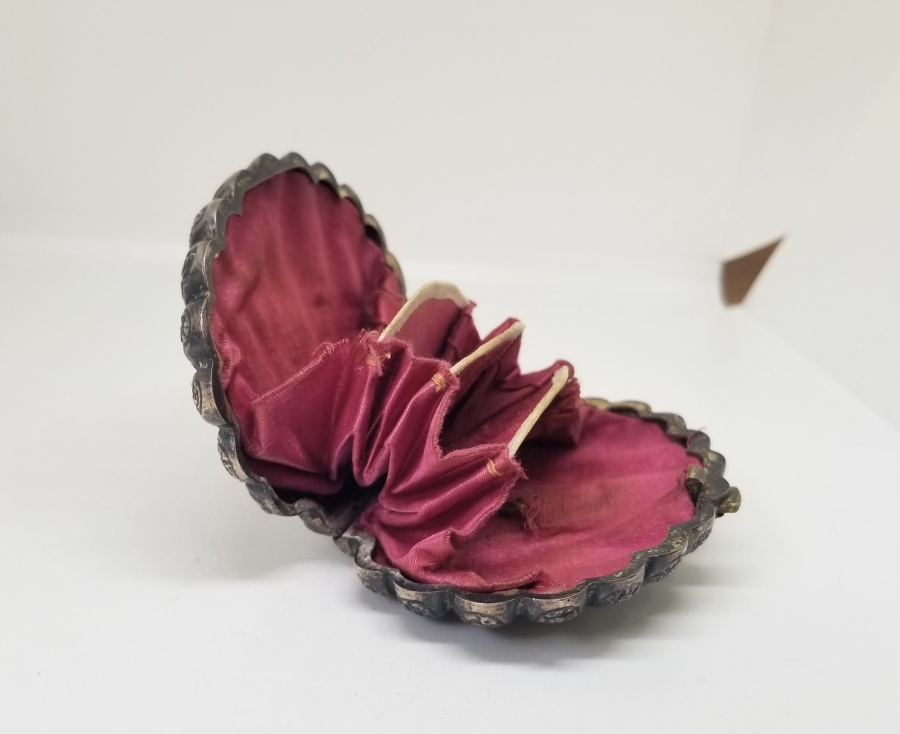 KABARTMA İŞÇİLİKLİ VE SAH DAMGALI GÜMÜŞ CÜZDAN