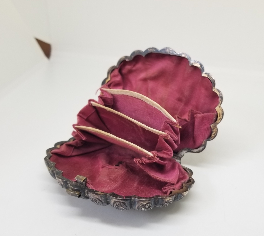 KABARTMA İŞÇİLİKLİ VE SAH DAMGALI GÜMÜŞ CÜZDAN