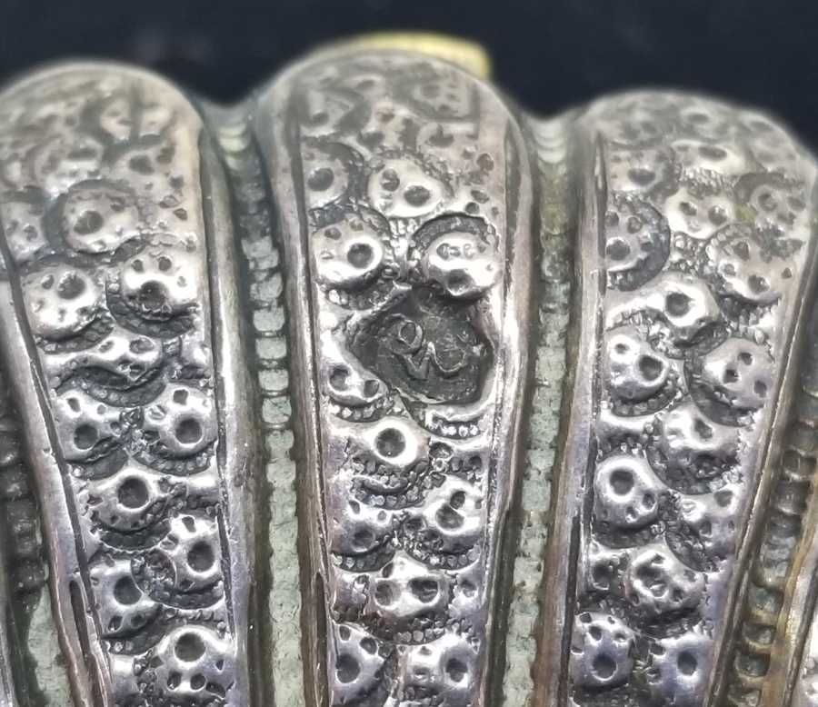 KABARTMA İŞÇİLİKLİ VE SAH DAMGALI GÜMÜŞ CÜZDAN