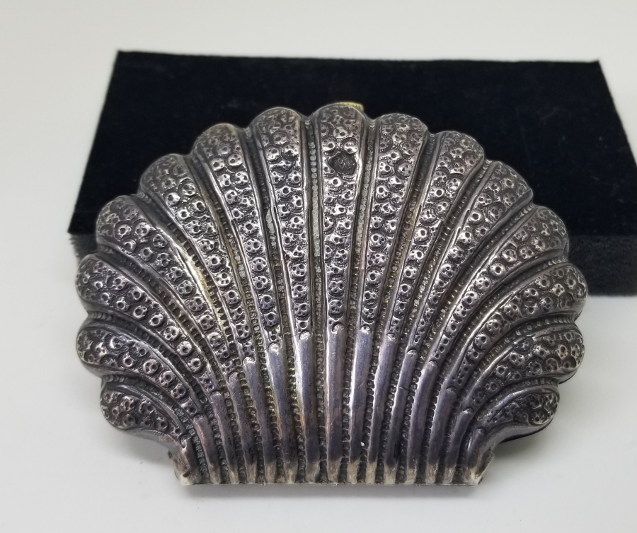 KABARTMA İŞÇİLİKLİ VE SAH DAMGALI GÜMÜŞ CÜZDAN