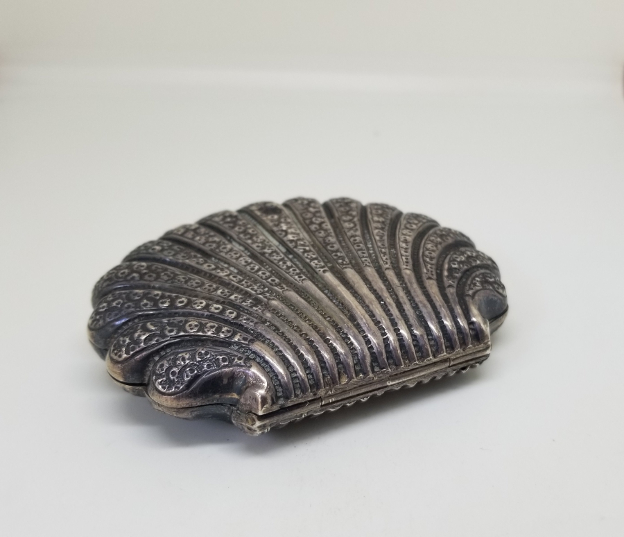 KABARTMA İŞÇİLİKLİ VE SAH DAMGALI GÜMÜŞ CÜZDAN