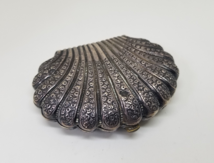 KABARTMA İŞÇİLİKLİ VE SAH DAMGALI GÜMÜŞ CÜZDAN