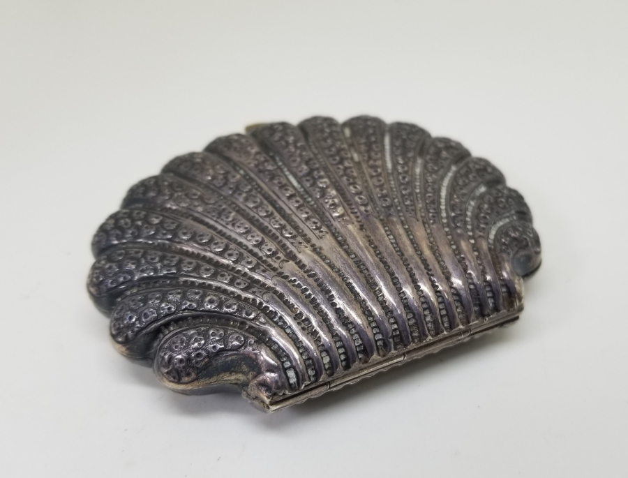 KABARTMA İŞÇİLİKLİ VE SAH DAMGALI GÜMÜŞ CÜZDAN