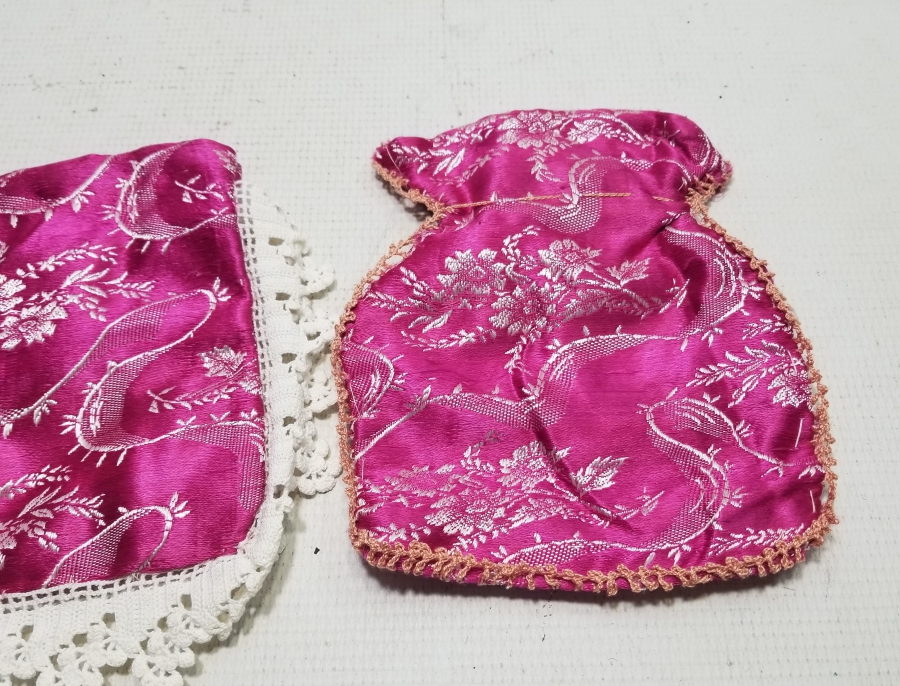 OSMANLI DÖNEMİ ELMASİYE KUMAŞTAN YAPILMIŞ İKİ ADET İPEK KESE