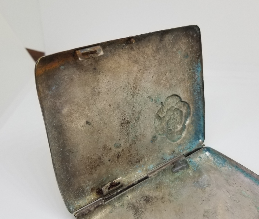 İÇİNDE SAHİBİNİN ADININ YAZILI OLDUĞU GÜMÜŞ KAPLAMA SİGARA TABAKASI