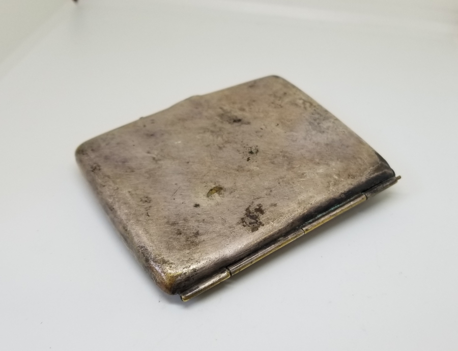 İÇİNDE SAHİBİNİN ADININ YAZILI OLDUĞU GÜMÜŞ KAPLAMA SİGARA TABAKASI