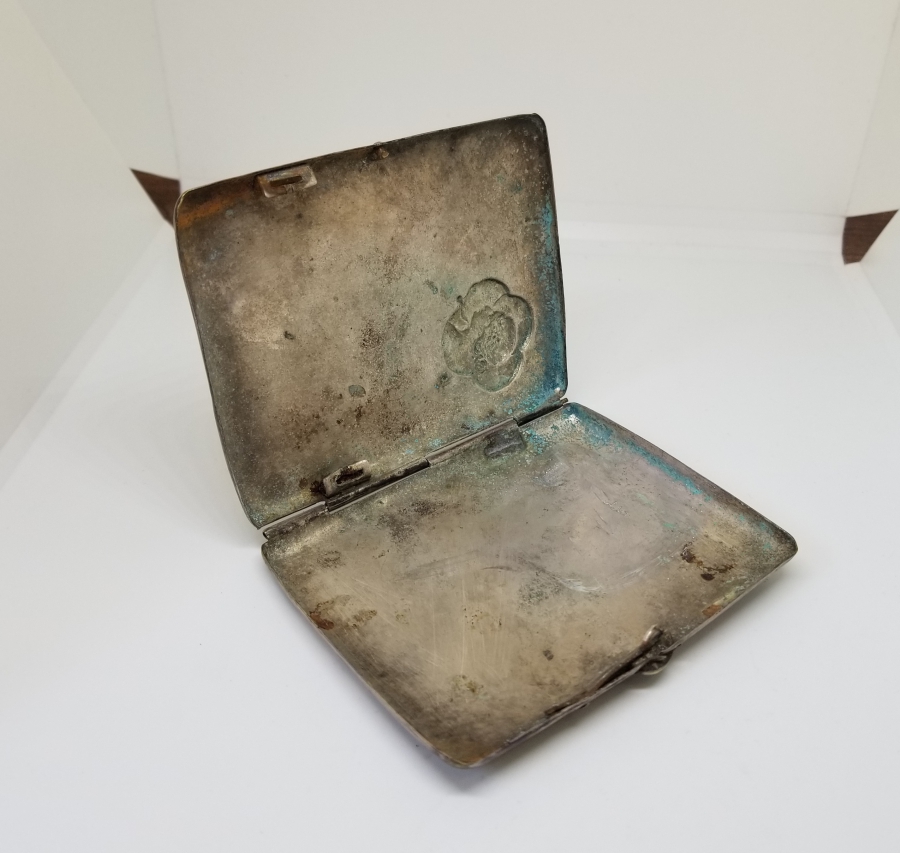 İÇİNDE SAHİBİNİN ADININ YAZILI OLDUĞU GÜMÜŞ KAPLAMA SİGARA TABAKASI