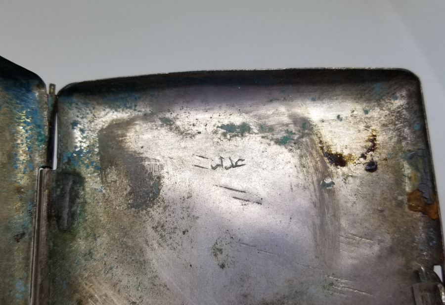 İÇİNDE SAHİBİNİN ADININ YAZILI OLDUĞU GÜMÜŞ KAPLAMA SİGARA TABAKASI