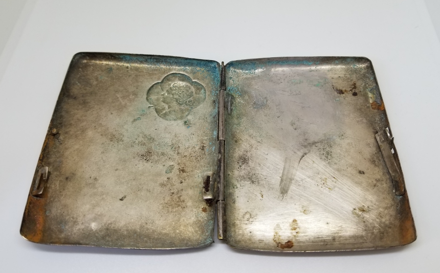 İÇİNDE SAHİBİNİN ADININ YAZILI OLDUĞU GÜMÜŞ KAPLAMA SİGARA TABAKASI