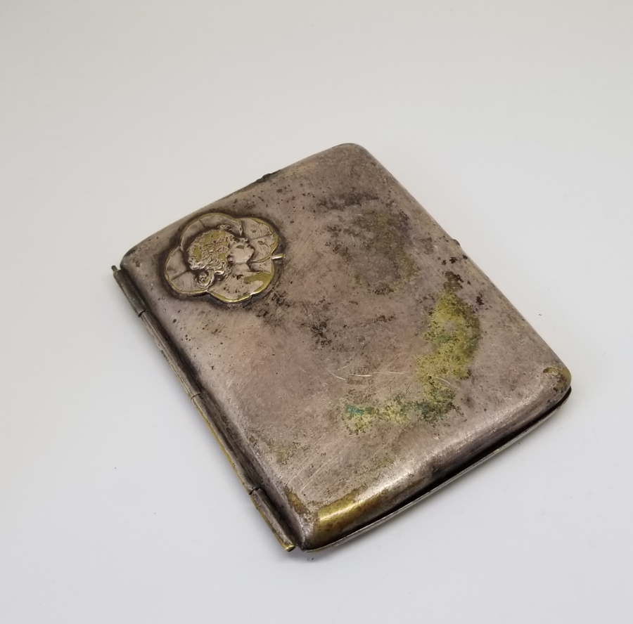 İÇİNDE SAHİBİNİN ADININ YAZILI OLDUĞU GÜMÜŞ KAPLAMA SİGARA TABAKASI