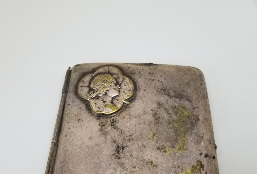 İÇİNDE SAHİBİNİN ADININ YAZILI OLDUĞU GÜMÜŞ KAPLAMA SİGARA TABAKASI