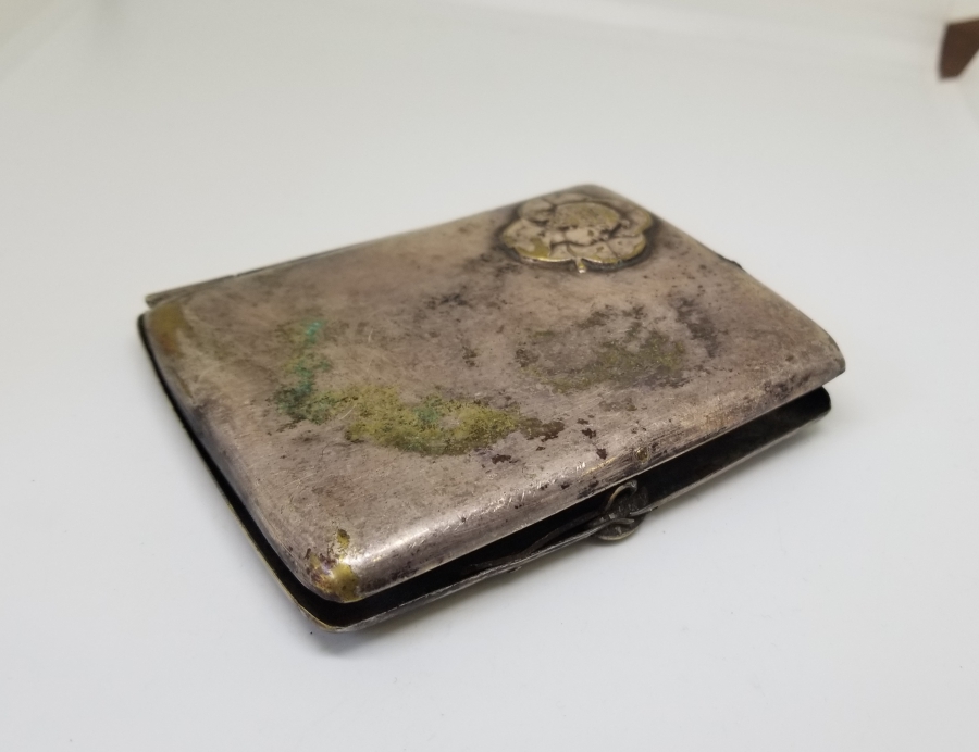 İÇİNDE SAHİBİNİN ADININ YAZILI OLDUĞU GÜMÜŞ KAPLAMA SİGARA TABAKASI