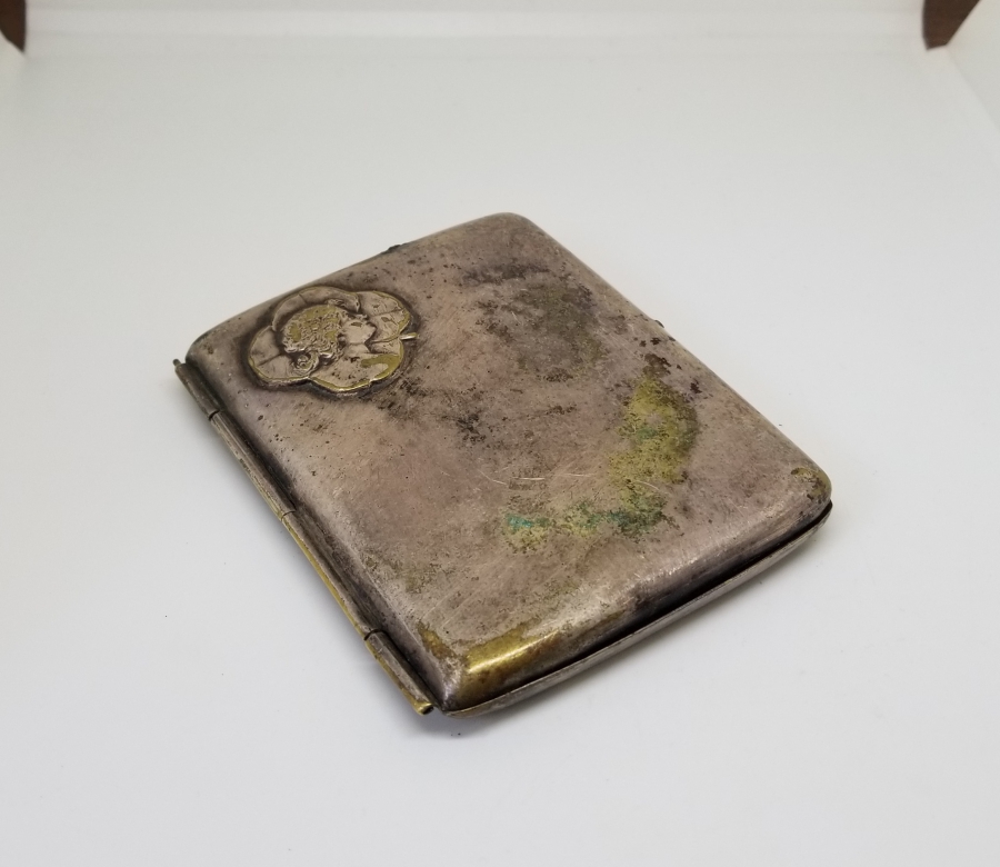 İÇİNDE SAHİBİNİN ADININ YAZILI OLDUĞU GÜMÜŞ KAPLAMA SİGARA TABAKASI