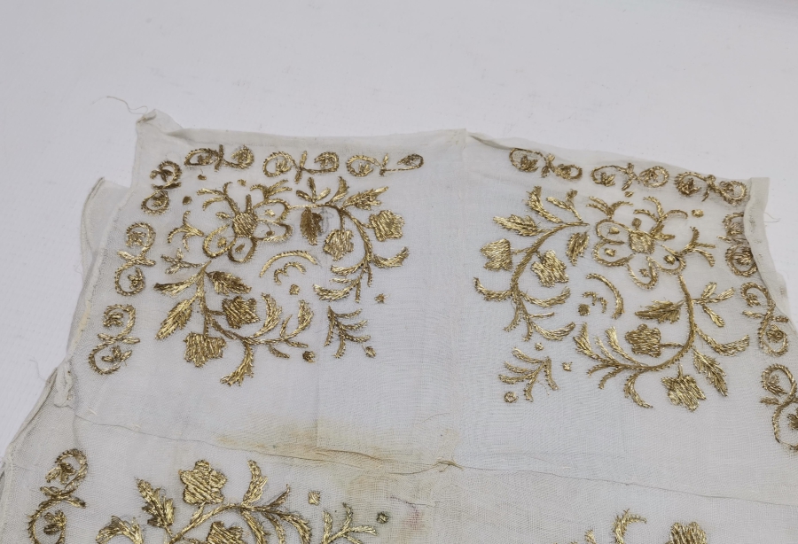 ÜZERİ OSMANLICA YAZILI ALTIN SIRMALI ÇEVRE