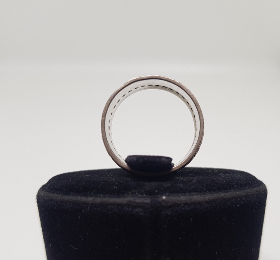 MARGAZİT TAŞLI VE KABARTMA İŞÇİLİKLİ GÜMÜŞ ALYANS YÜZÜK