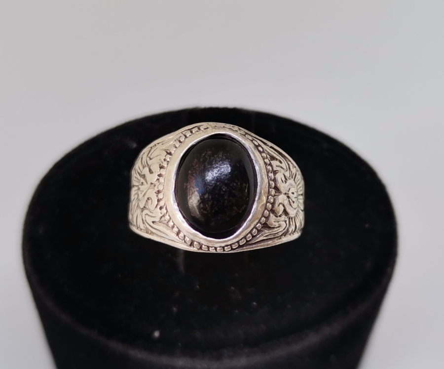 SİYAH AKİK TAŞLI KABARTMA İŞÇİLİKLİ GÜMÜŞ YÜZÜK