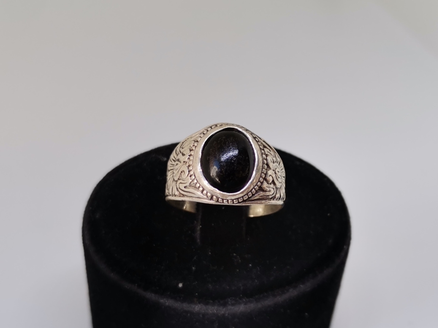 SİYAH AKİK TAŞLI KABARTMA İŞÇİLİKLİ GÜMÜŞ YÜZÜK