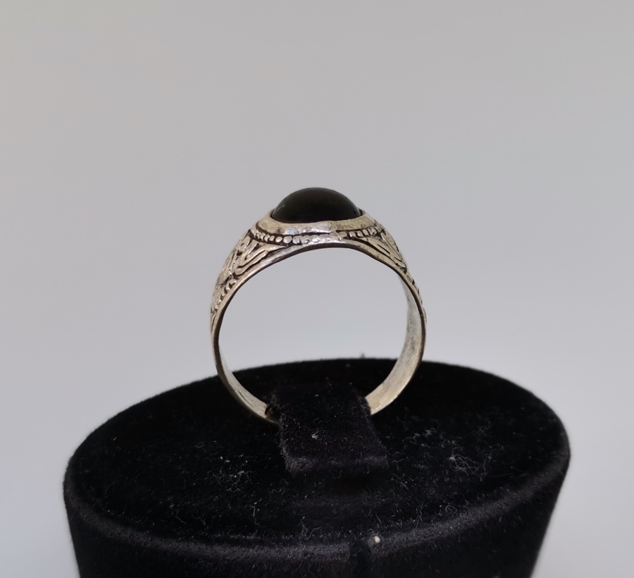 SİYAH AKİK TAŞLI KABARTMA İŞÇİLİKLİ GÜMÜŞ YÜZÜK
