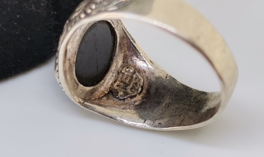 SİYAH AKİK TAŞLI KABARTMA İŞÇİLİKLİ GÜMÜŞ YÜZÜK