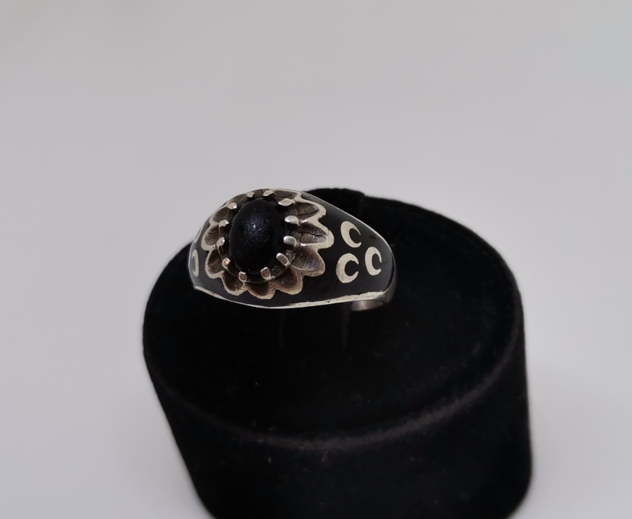 YANLARI ÜÇ HİLALLİ KABARTMA İŞÇİLİKLİ GÜMÜŞ YÜZÜK