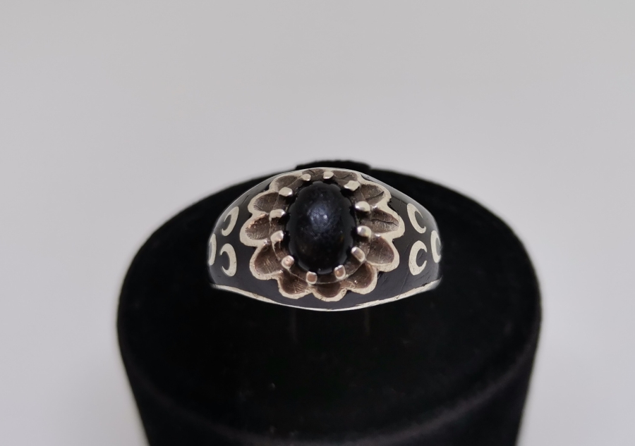 YANLARI ÜÇ HİLALLİ KABARTMA İŞÇİLİKLİ GÜMÜŞ YÜZÜK