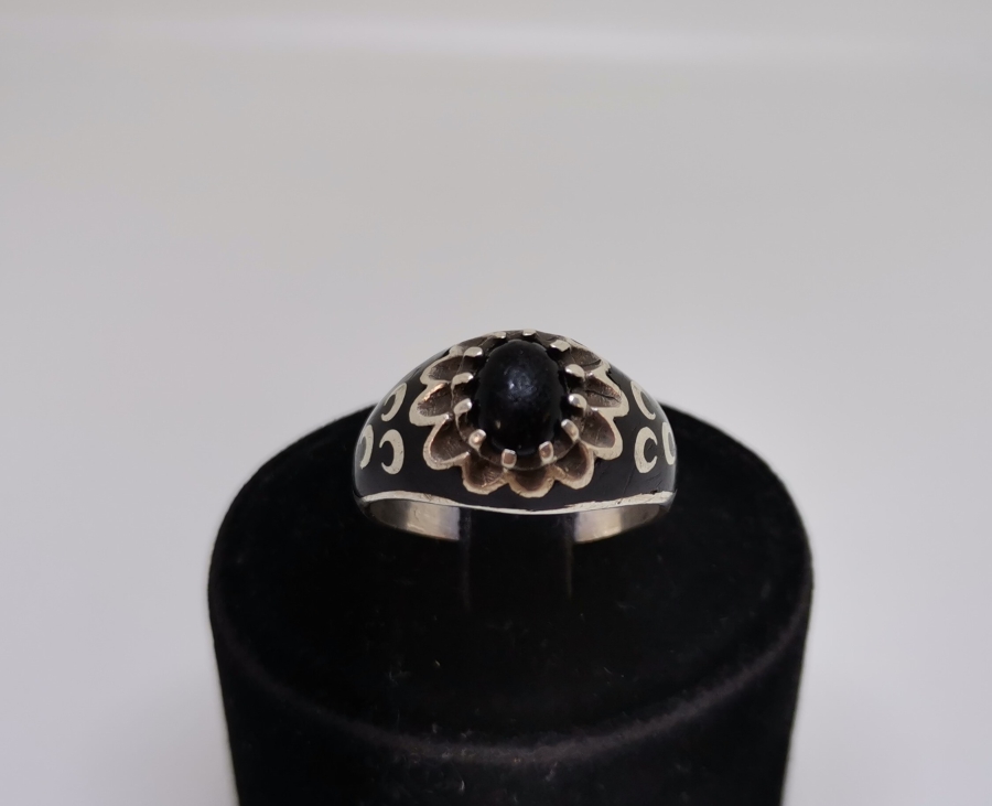 YANLARI ÜÇ HİLALLİ KABARTMA İŞÇİLİKLİ GÜMÜŞ YÜZÜK