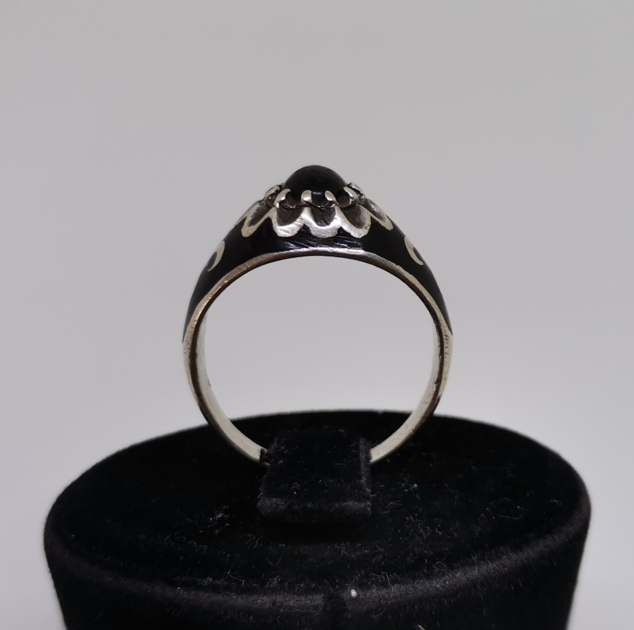 YANLARI ÜÇ HİLALLİ KABARTMA İŞÇİLİKLİ GÜMÜŞ YÜZÜK