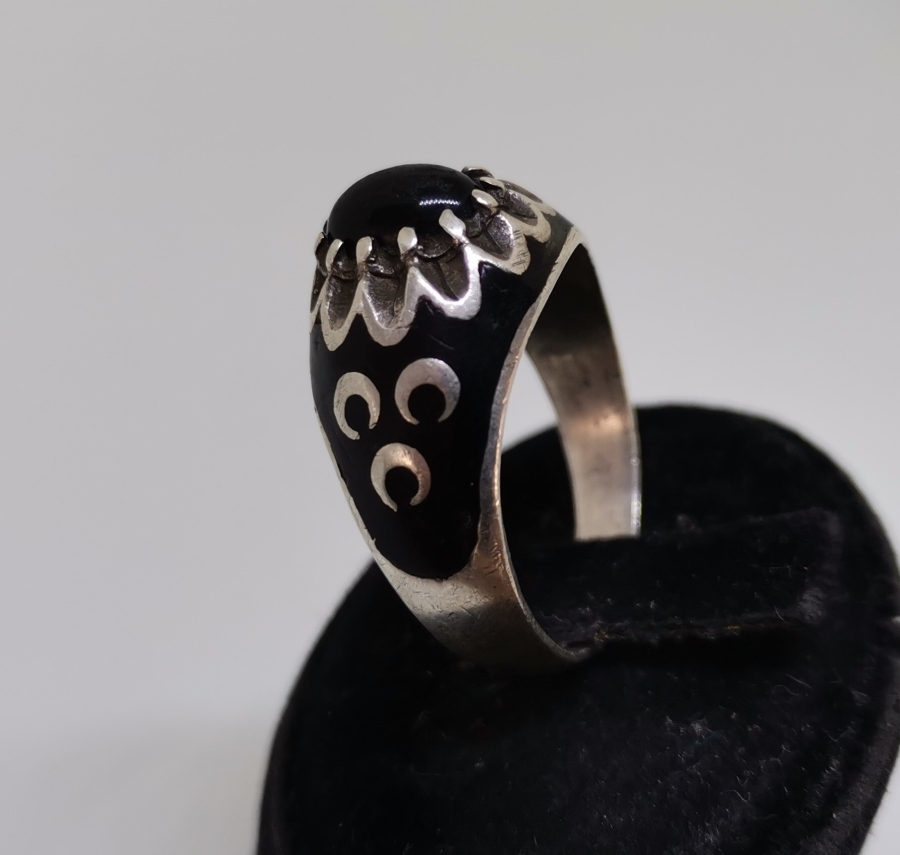 YANLARI ÜÇ HİLALLİ KABARTMA İŞÇİLİKLİ GÜMÜŞ YÜZÜK