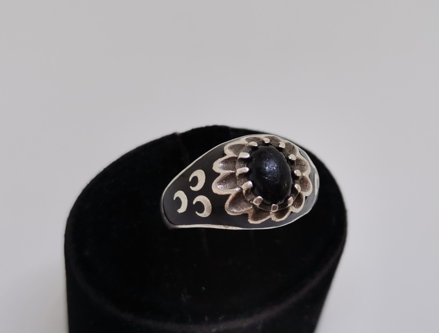 YANLARI ÜÇ HİLALLİ KABARTMA İŞÇİLİKLİ GÜMÜŞ YÜZÜK