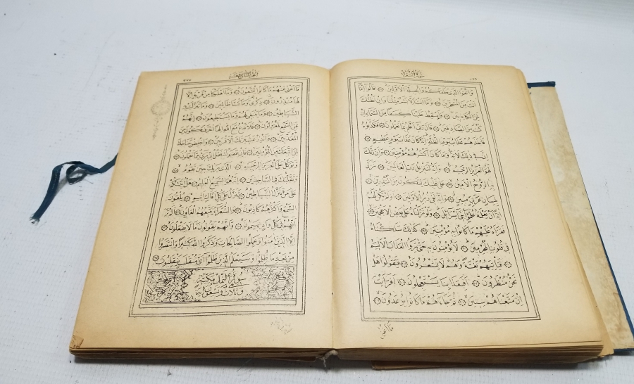 KAPAĞI ALTIN VARAKLI RENKLİ BASKI ANTİKA KUR'AN-I KERİM