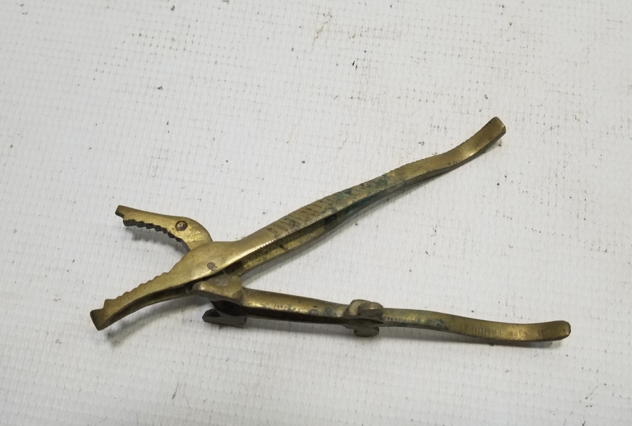 TİMSAH FORMLU ANTİKA PİRİNÇ CEVİZ KIRACAĞI