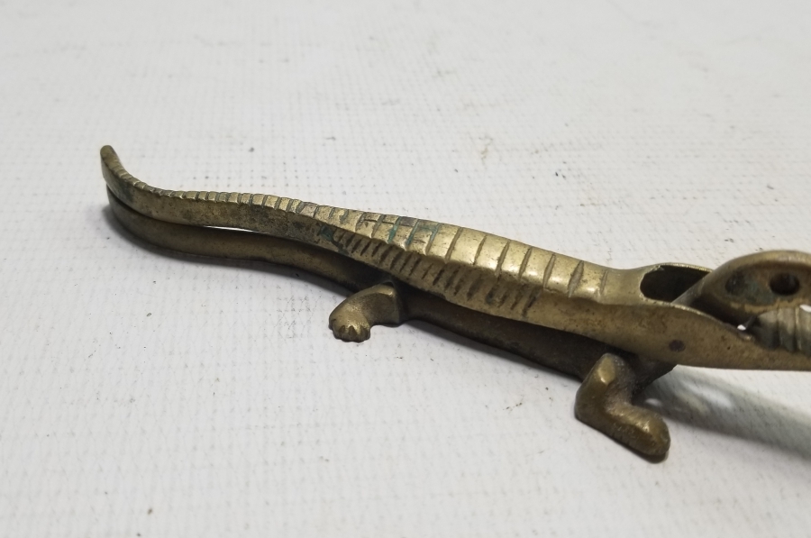 TİMSAH FORMLU ANTİKA PİRİNÇ CEVİZ KIRACAĞI