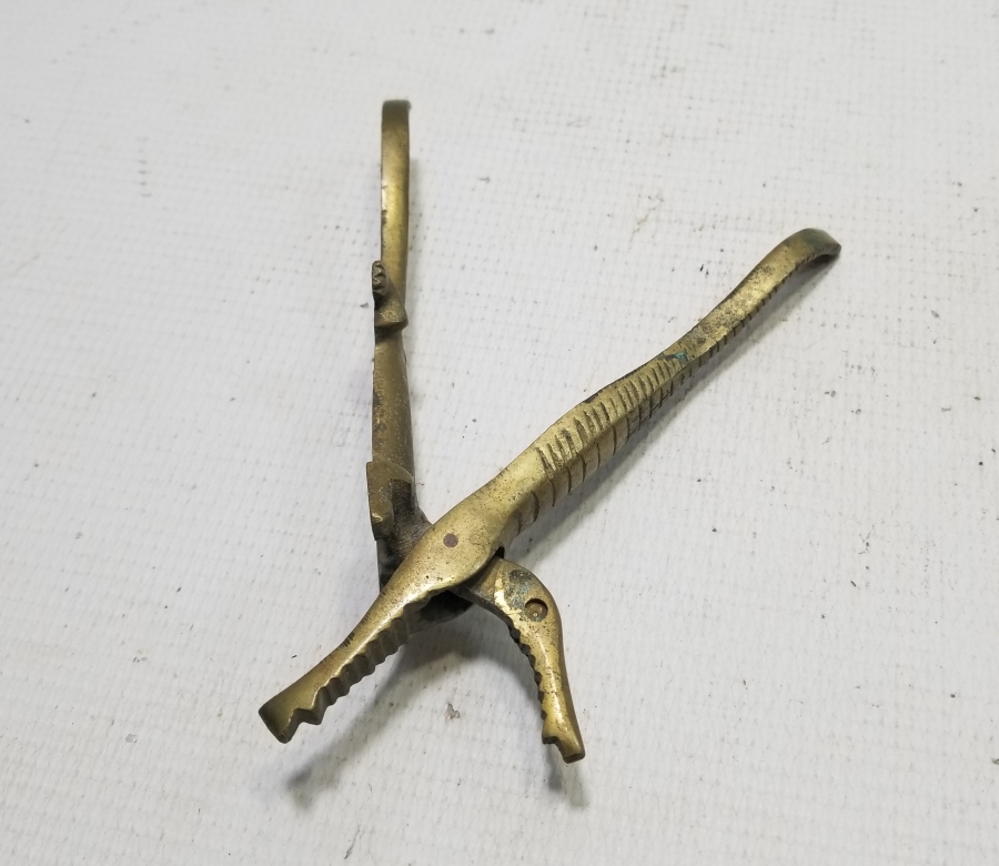 TİMSAH FORMLU ANTİKA PİRİNÇ CEVİZ KIRACAĞI