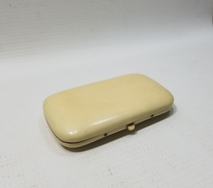 FİLDİŞİ GÖRÜNÜMLÜ GALALİT KUTUSUNDA NADİR OSMANLI GÜMÜŞ SEYAHAT DİKİŞ SETİ