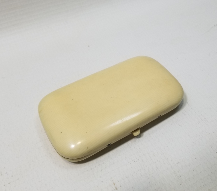 FİLDİŞİ GÖRÜNÜMLÜ GALALİT KUTUSUNDA NADİR OSMANLI GÜMÜŞ SEYAHAT DİKİŞ SETİ