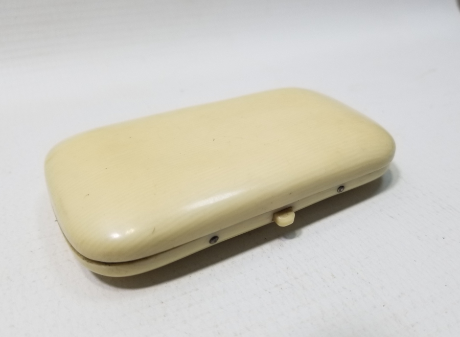 FİLDİŞİ GÖRÜNÜMLÜ GALALİT KUTUSUNDA NADİR OSMANLI GÜMÜŞ SEYAHAT DİKİŞ SETİ