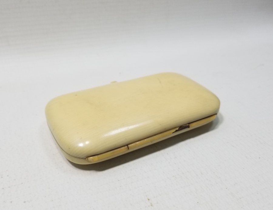 FİLDİŞİ GÖRÜNÜMLÜ GALALİT KUTUSUNDA NADİR OSMANLI GÜMÜŞ SEYAHAT DİKİŞ SETİ