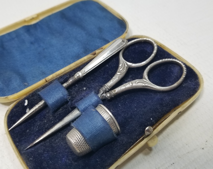 FİLDİŞİ GÖRÜNÜMLÜ GALALİT KUTUSUNDA NADİR OSMANLI GÜMÜŞ SEYAHAT DİKİŞ SETİ