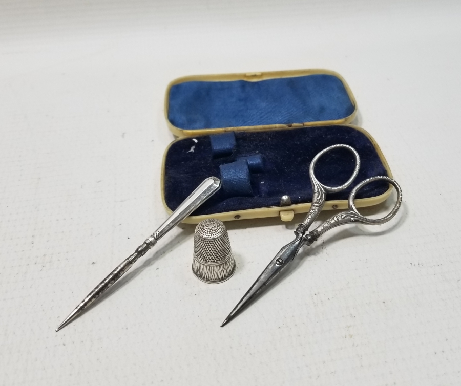 FİLDİŞİ GÖRÜNÜMLÜ GALALİT KUTUSUNDA NADİR OSMANLI GÜMÜŞ SEYAHAT DİKİŞ SETİ