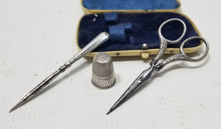 FİLDİŞİ GÖRÜNÜMLÜ GALALİT KUTUSUNDA NADİR OSMANLI GÜMÜŞ SEYAHAT DİKİŞ SETİ