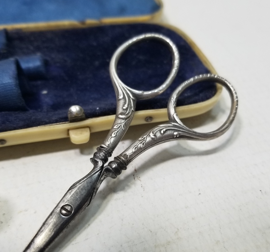 FİLDİŞİ GÖRÜNÜMLÜ GALALİT KUTUSUNDA NADİR OSMANLI GÜMÜŞ SEYAHAT DİKİŞ SETİ