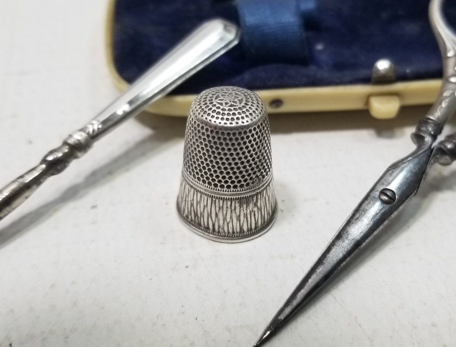 FİLDİŞİ GÖRÜNÜMLÜ GALALİT KUTUSUNDA NADİR OSMANLI GÜMÜŞ SEYAHAT DİKİŞ SETİ