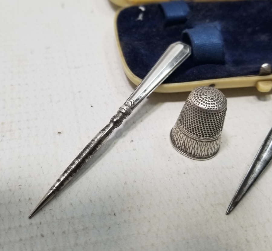 FİLDİŞİ GÖRÜNÜMLÜ GALALİT KUTUSUNDA NADİR OSMANLI GÜMÜŞ SEYAHAT DİKİŞ SETİ