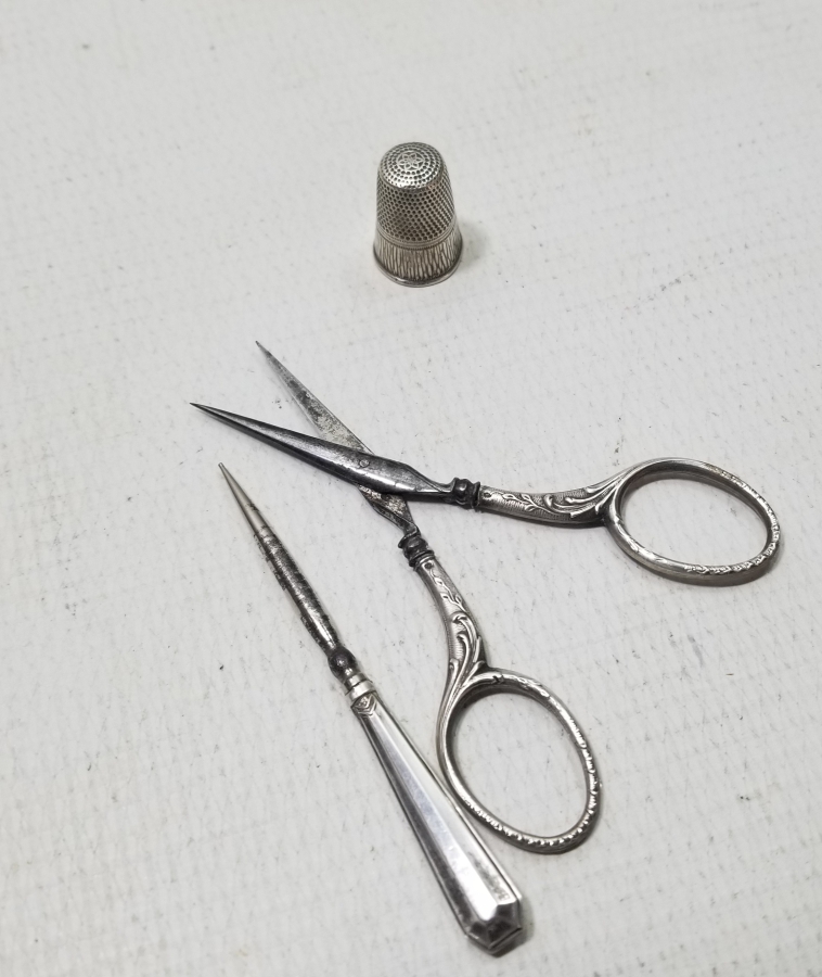 FİLDİŞİ GÖRÜNÜMLÜ GALALİT KUTUSUNDA NADİR OSMANLI GÜMÜŞ SEYAHAT DİKİŞ SETİ