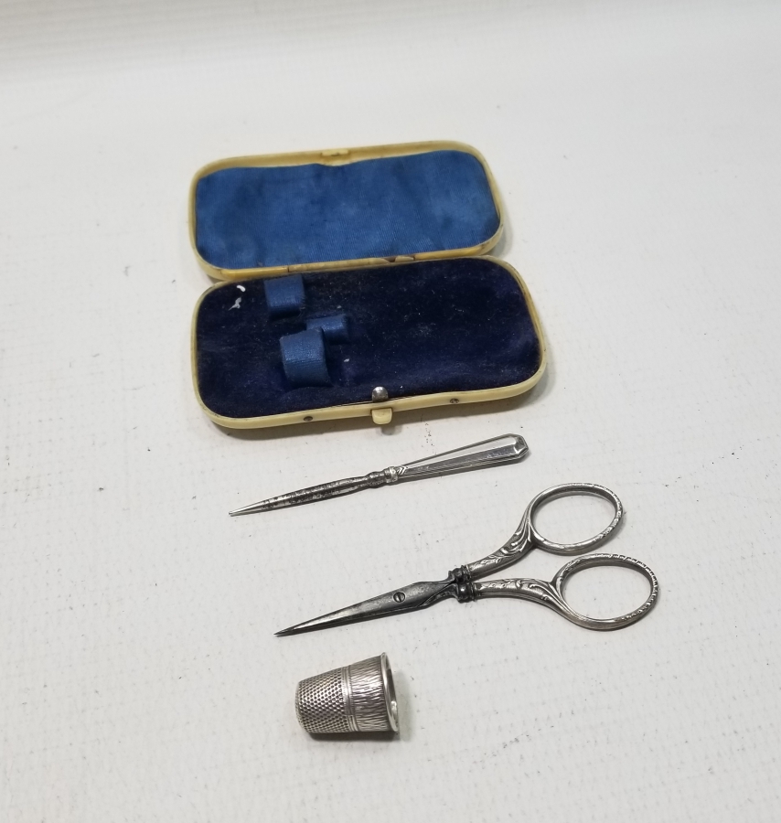 FİLDİŞİ GÖRÜNÜMLÜ GALALİT KUTUSUNDA NADİR OSMANLI GÜMÜŞ SEYAHAT DİKİŞ SETİ