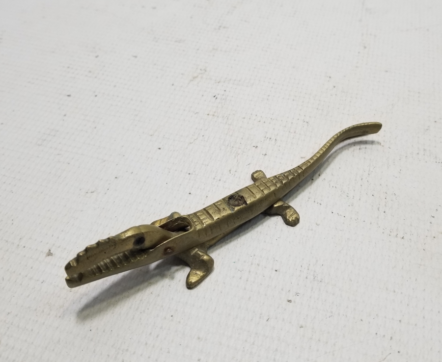 TİMSAH FORMUNDA YAPILMIŞ ANTİKA PİRİNÇ CEVİZ KIRACAĞI