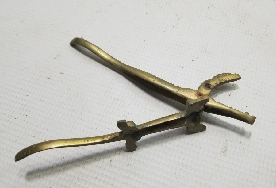 TİMSAH FORMUNDA YAPILMIŞ ANTİKA PİRİNÇ CEVİZ KIRACAĞI